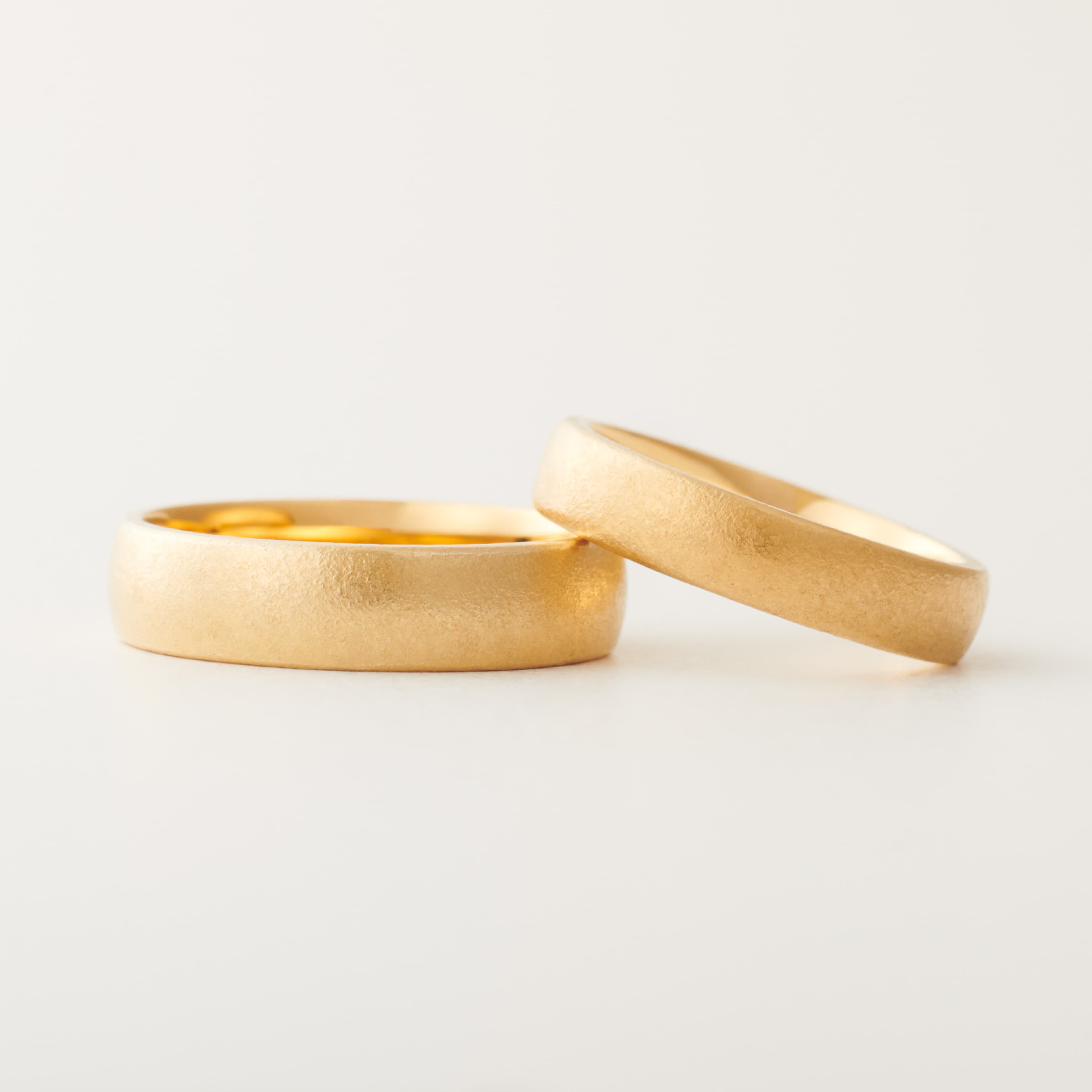 結婚指輪“クラフト“ | 巌のように固い夫婦の絆を表すロチア。使い込んだヴィンテージ感のあるテクスチャは、指輪の表情にこだわるithだけのオリジナルです。