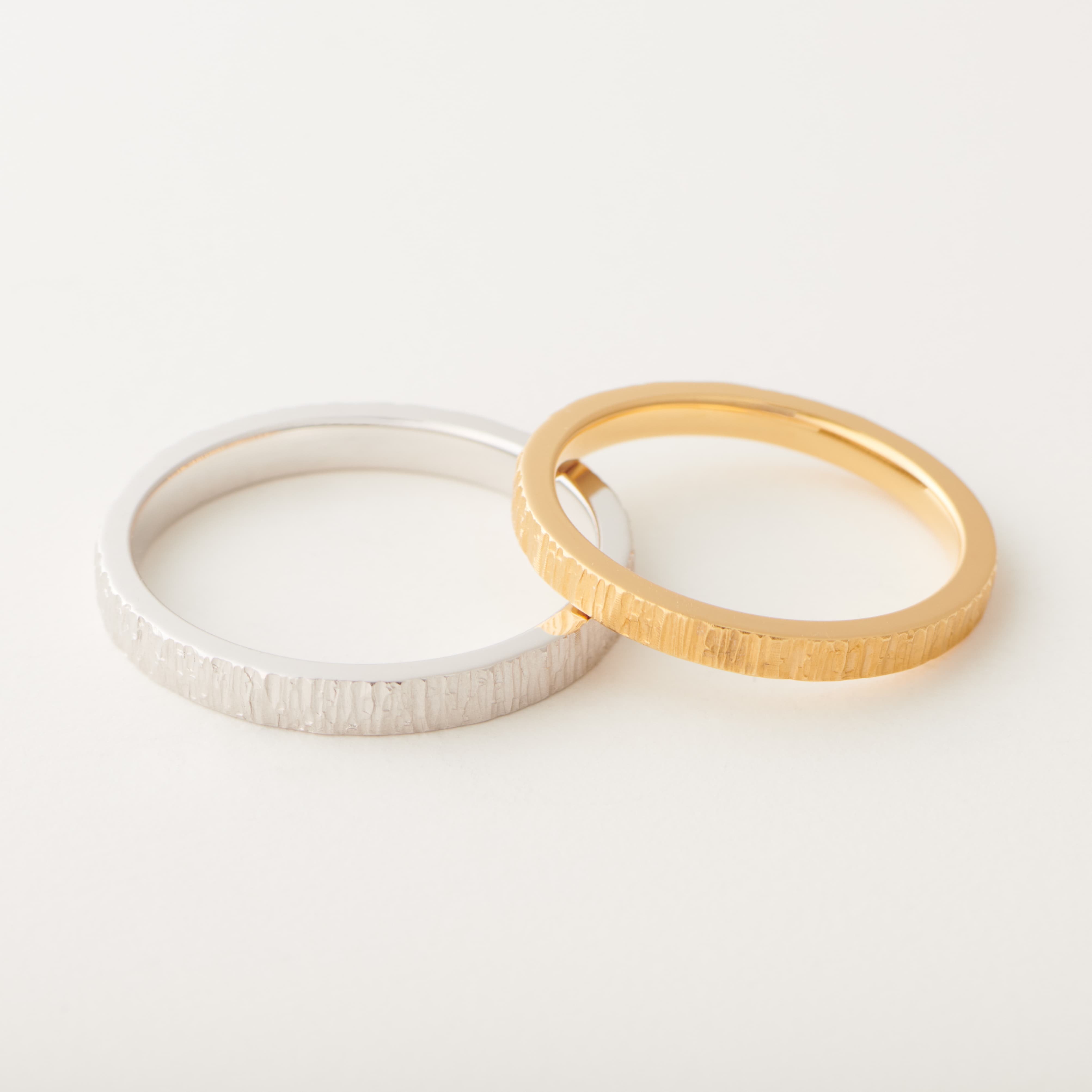 結婚指輪“クラフト“ | 薪や焚き火というイタリア語を由来にした結婚指輪。金槌で叩いてつくり上げる表面のぬくもりある風合いと、鍛造製法によるものづくりの技巧を凝らしたコレクション。