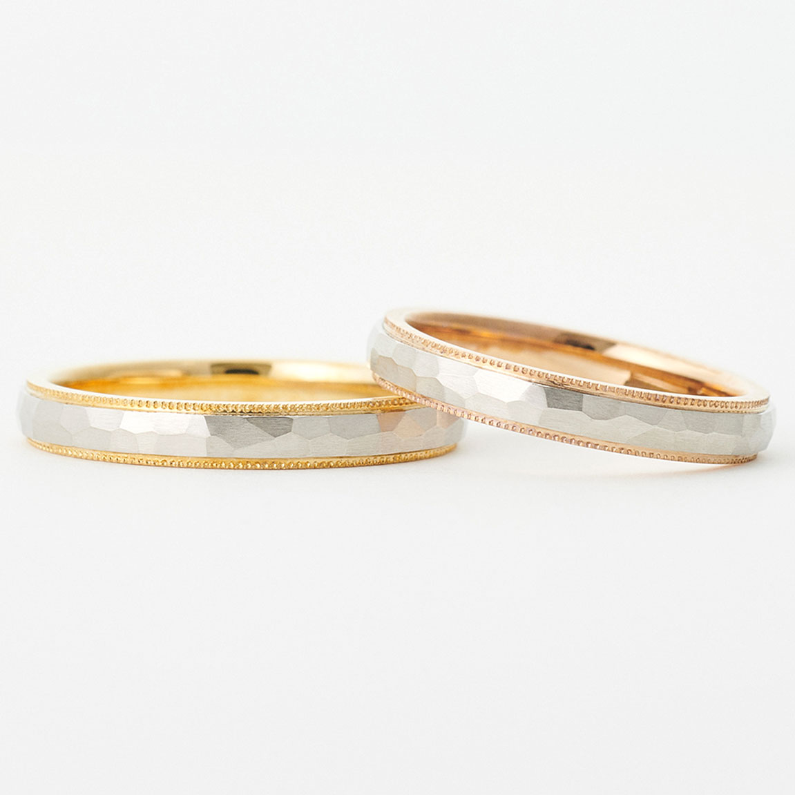 結婚指輪“クラフト“ | 結婚指輪らしい華やかさと、クラフト感を両立したデザイン。二つの地金を張り合わせたコンビネーション、表情豊かなテクスチャ、繊細なミルグレインといった高いデザイン性は、職人の技術力から生み出される個性あるリングです。
