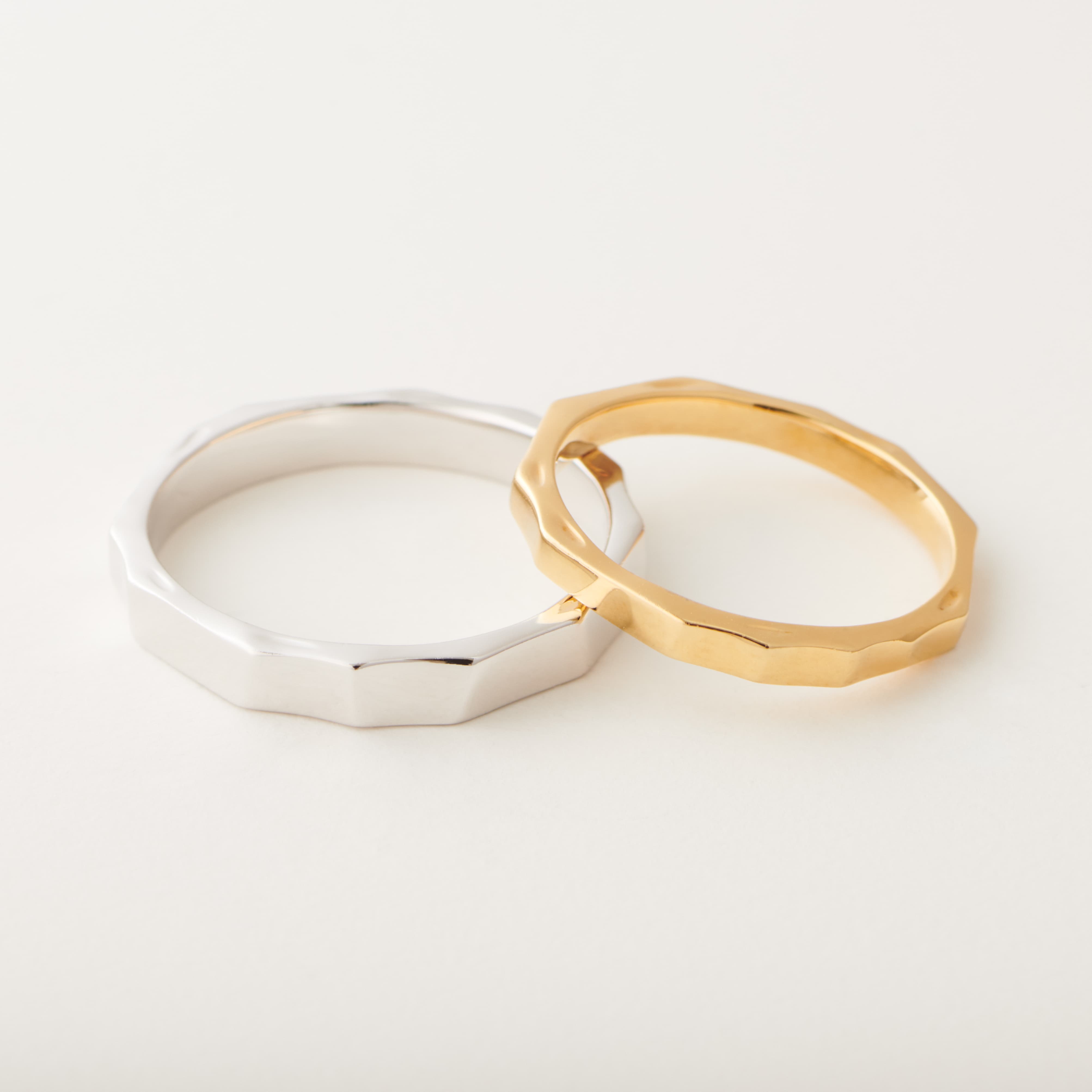 結婚指輪“クラフト“ | “光”と名づけられた細身のリング。あえて不規則に並べた多面がモダンなデザイン。多面体でさまざまな方向に輝きを放ち、指元を明るく見せる。
