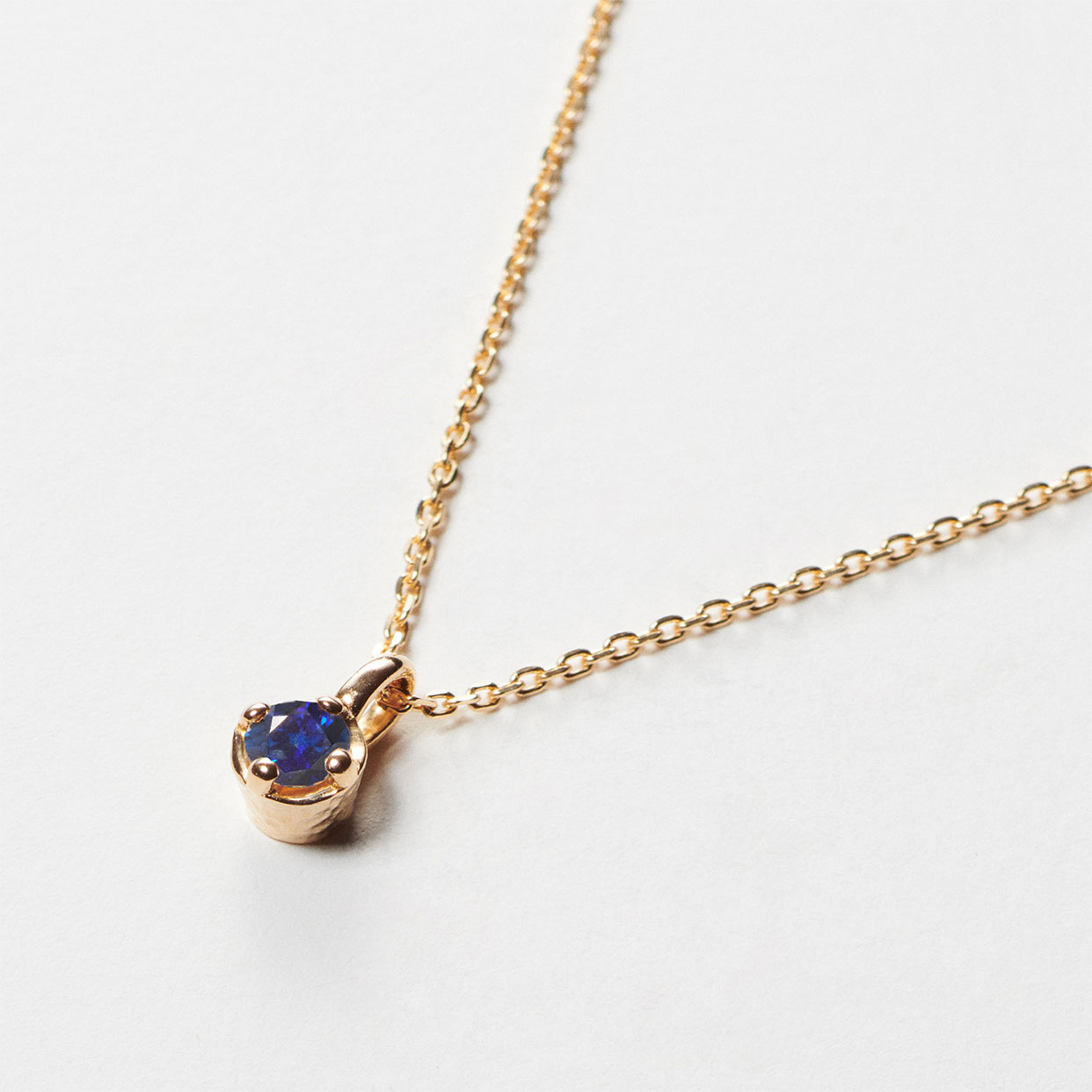 アニバーサリーネックレス | シンプルな1粒タイプのプチネックレス。小さな宝石と、宝石の周りに1周見える地金の色で、自分だけのオリジナルの組み合わせを楽しむことができるアニバーサリージュエリー。
